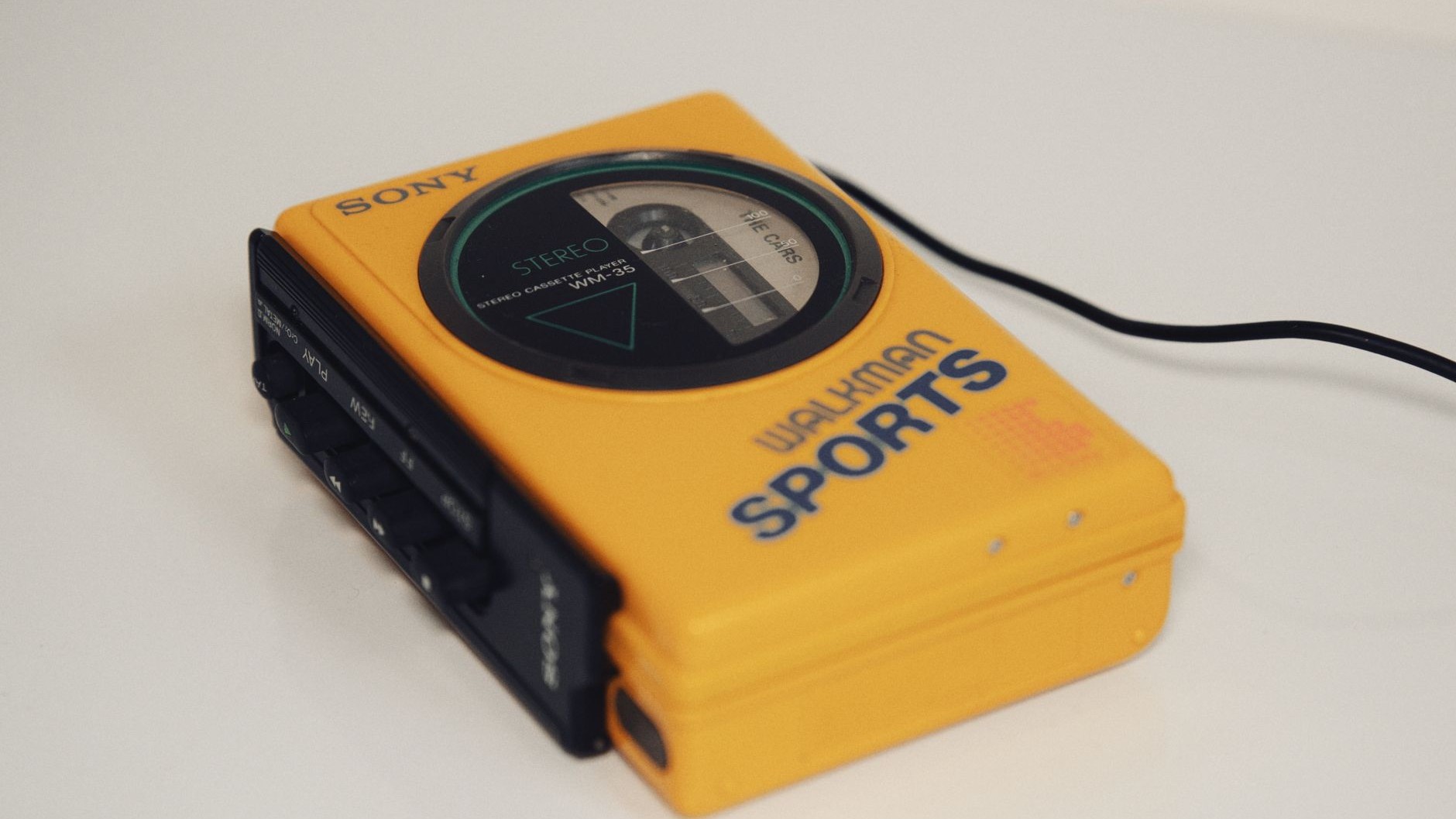 Deux prises casque et un bouton orange sur le premier Walkman de 1979 : ce que ce bouton déclenchait quand on le pressait
