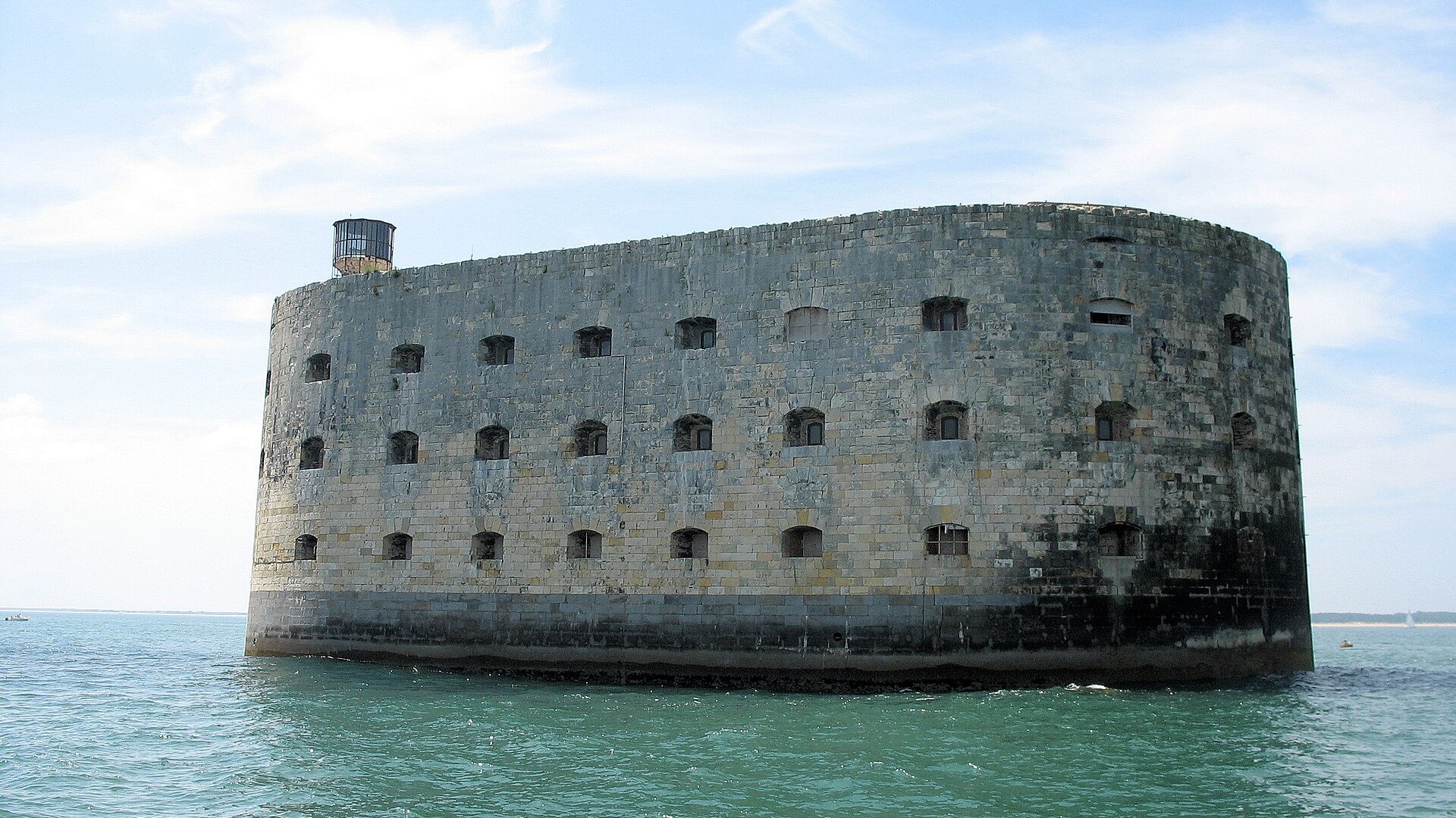 Fort Boyard est resté vide 76 ans : ce que les ouvriers ont trouvé à l'intérieur avant le tout premier tournage de 1990
