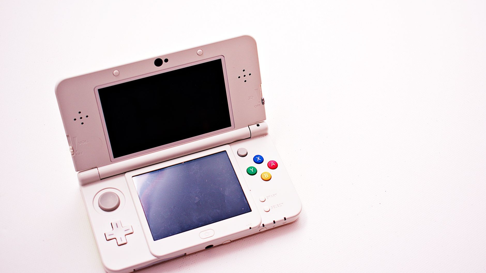 Les collectionneurs changent la pile bouton de leurs Game & Watch depuis quarante ans : la panne qui les condamne vraiment...