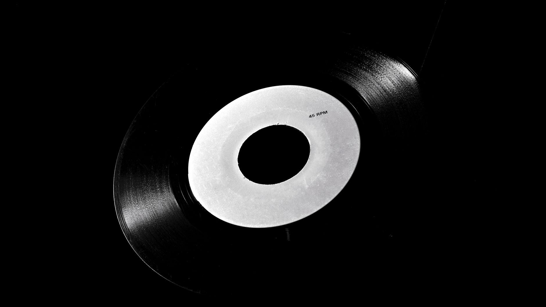 Les pressages américains sortaient tous des 45 tours percés à 38 mm : la raison oubliée tient au mécanisme qui saisissait ...
