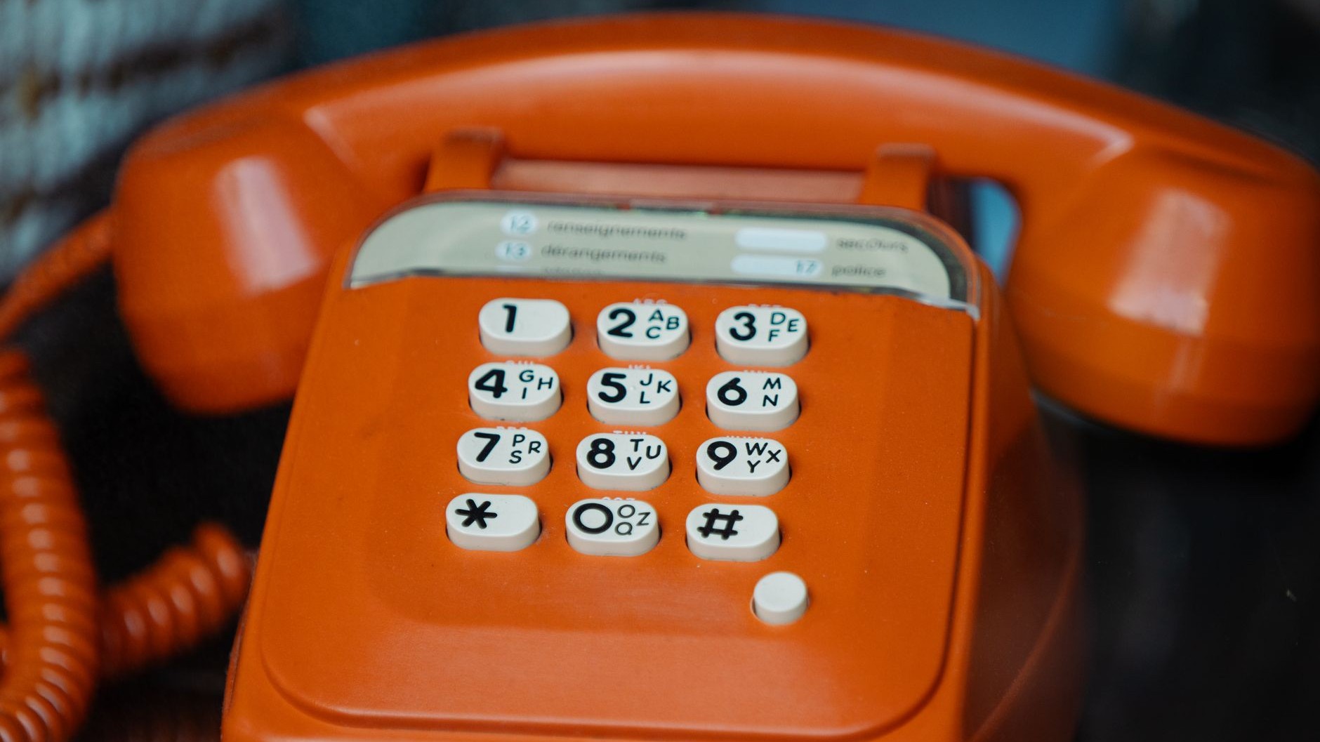 Un code à quatre chiffres, une part reversée par France Télécom à chaque connexion : ce que ces sommes payaient dans les r...
